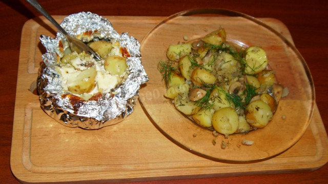 Potatoes with mushrooms and onions in the oven