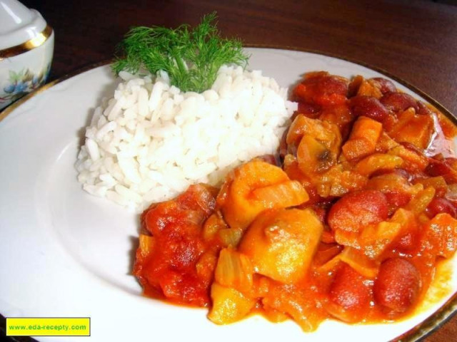 Goulash with mushrooms, fennel, beans