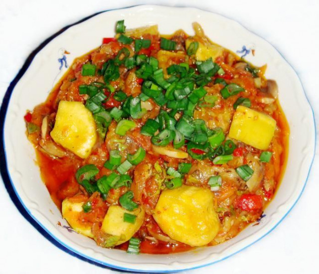 Vegetable stew with mushrooms, zucchini and eggplant