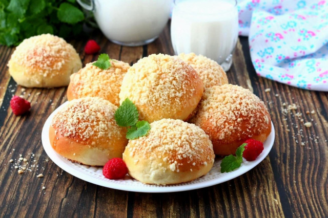 Yeast buns with milk