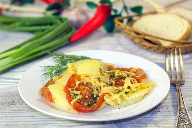 Potatoes with tomatoes and cheese baked in the oven
