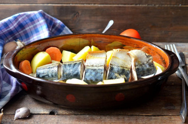 Mackerel with vegetables baked in the oven