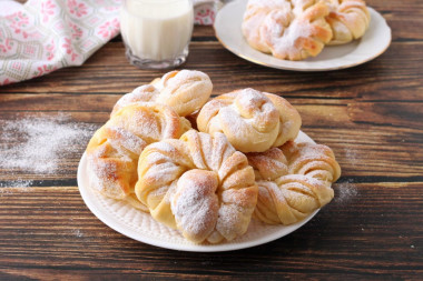 Fluffy sweet rolls in the oven