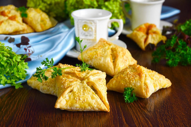 Puff pastry envelopes with cheese