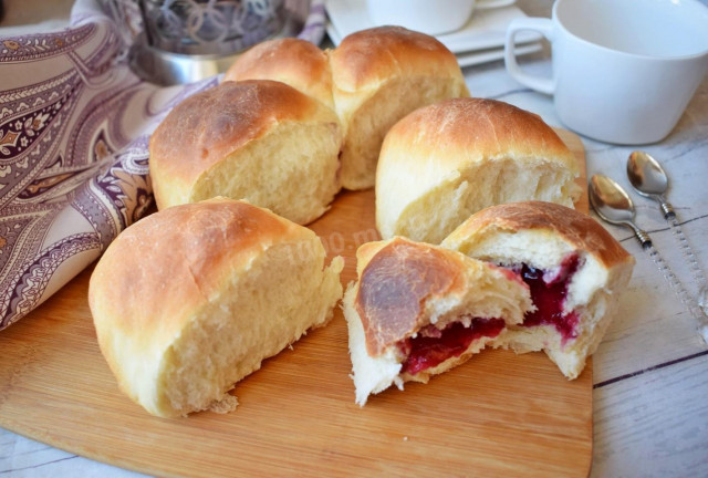 Buns with yeast dough jam in the oven