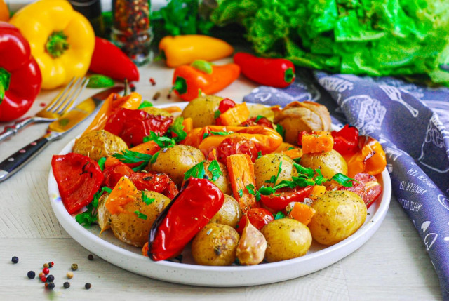 Potatoes with vegetables in the oven