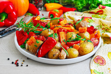 Potatoes with vegetables in the oven