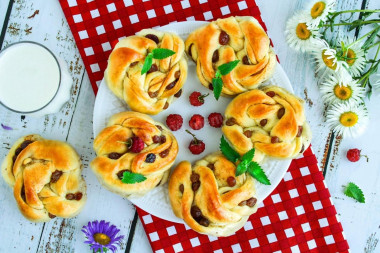 Buns with raisins from yeast dough in the oven