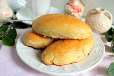 Fluffy yeast pies in the oven