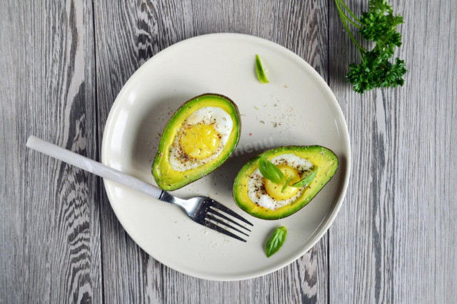 Avocado with egg in the oven