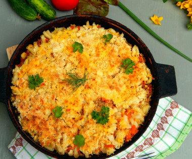 Macaroni with cheese and minced meat in the oven