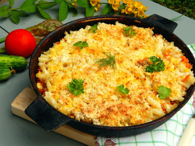 Macaroni with cheese and minced meat in the oven