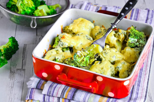 Broccoli baked in the oven with cheese