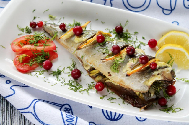 Mackerel with lemon baked in the oven