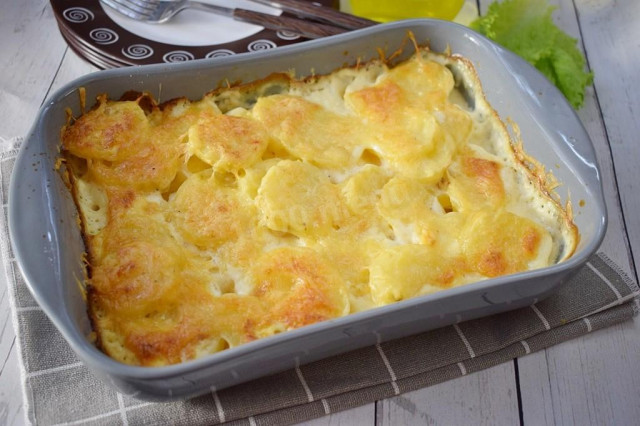 Potatoes in cream in the oven