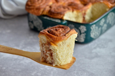 Yeast buns with cinnamon in oven