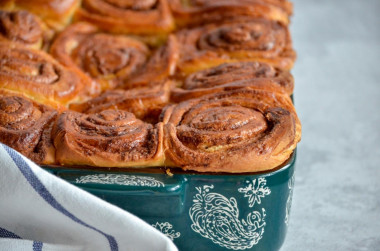 Yeast buns with cinnamon in oven