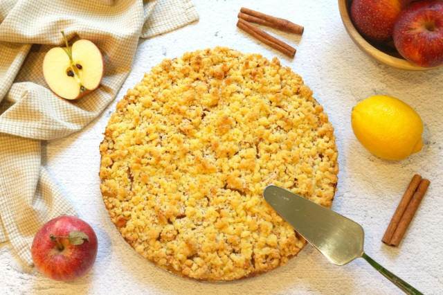 Shortbread pie with apples in the oven