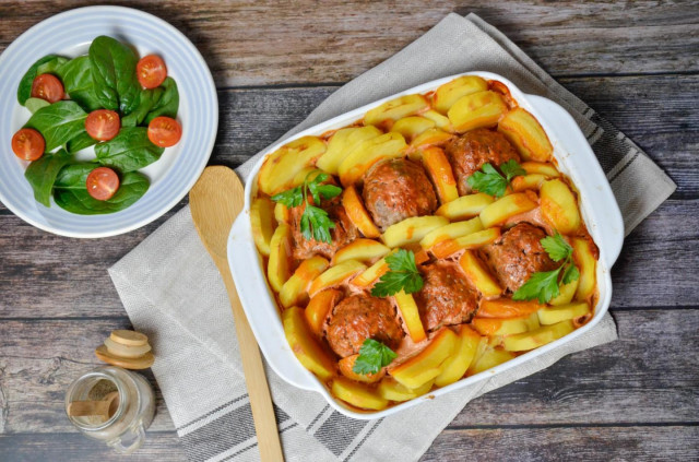 Meatballs with potatoes in the oven