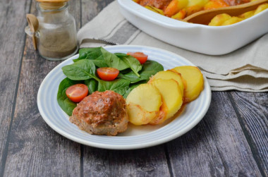 Meatballs with potatoes in the oven