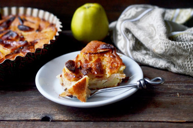 Lean pie with apples in the oven