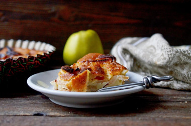 Lean pie with apples in the oven