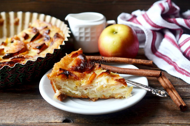 Lean pie with apples in the oven