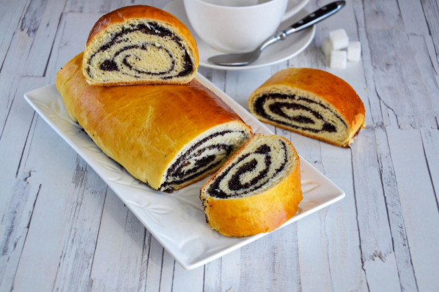 Sweet yeast roll with poppy seeds