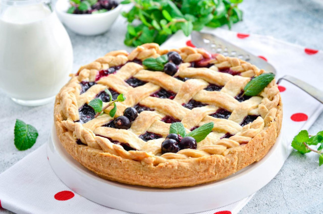 Simple shortbread pie with black currants in the oven