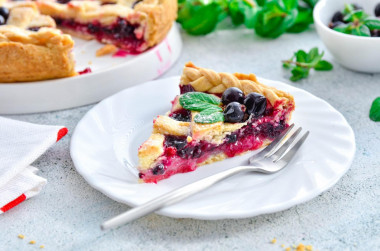 Simple shortbread pie with black currants in the oven