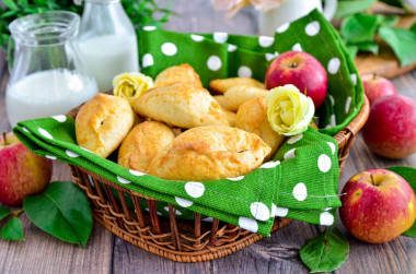 Cottage cheese pies in the oven with apples