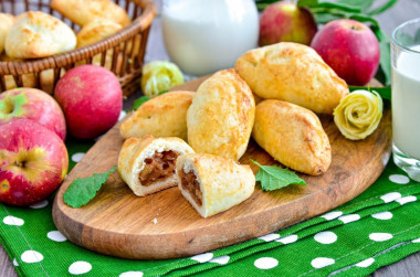 Cottage cheese pies in the oven with apples