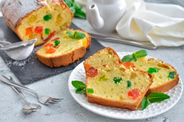 Cupcake with candied fruits in the oven