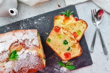 Cupcake with candied fruits in the oven