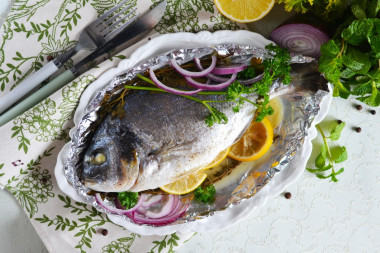 Dorado in foil in the oven with lemon