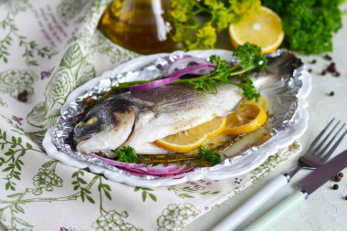 Dorado in foil in the oven with lemon