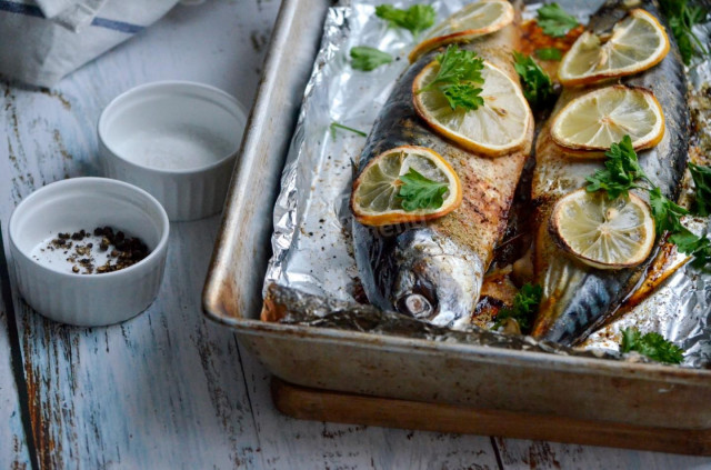 Mackerel baked in foil in the oven with lemon