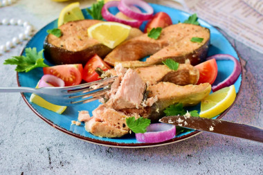 Juicy salmon steaks in the oven in foil