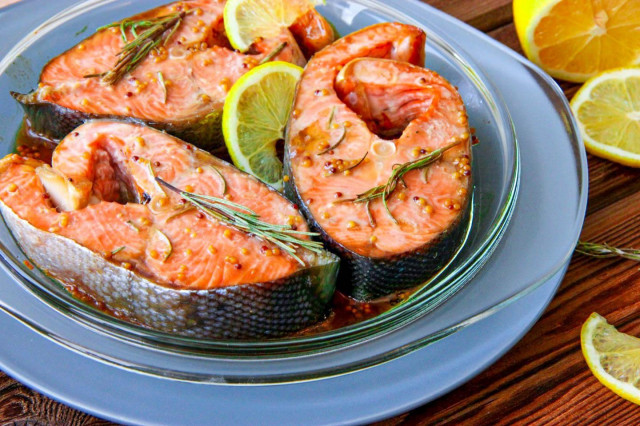 Juicy chum salmon steaks in the oven