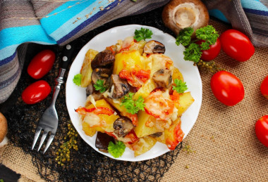 Potatoes with mushrooms and tomatoes in the oven