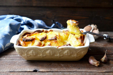 Baked potatoes in mayonnaise in the oven