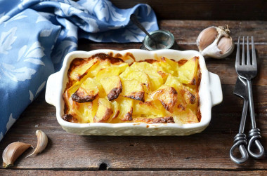 Baked potatoes in mayonnaise in the oven