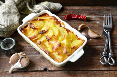 Baked potatoes in mayonnaise in the oven