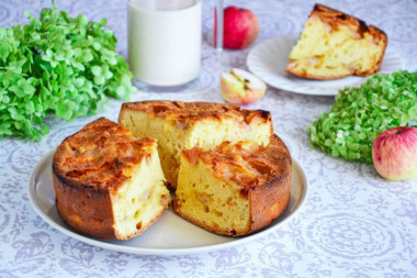 Filling pie on ryazhenka in the oven with apples