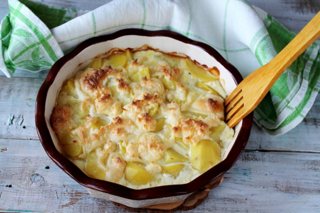 Potatoes in sour cream with cheese in the oven