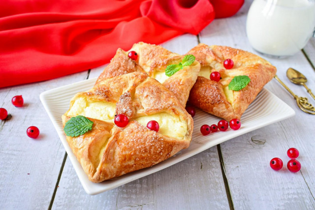 Puff pastry envelopes with cottage cheese