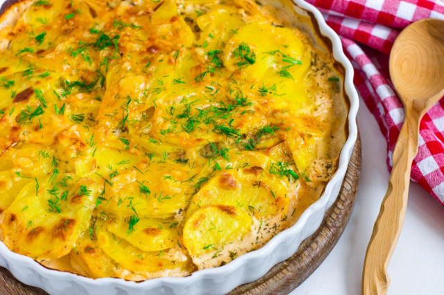 Potatoes baked in sour cream in the oven