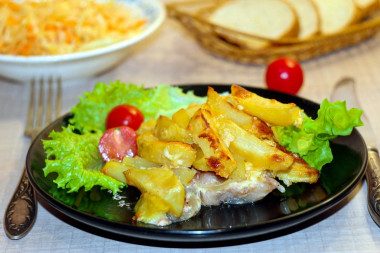 Captain's meat in the oven with New Year's potatoes