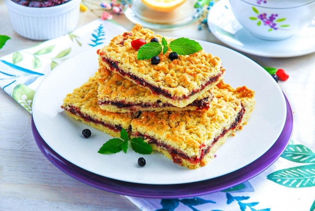 Grated shortbread pie with jam on margarine