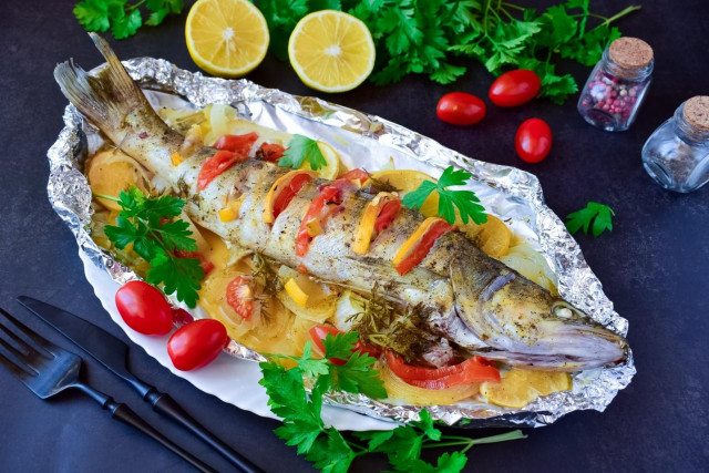 Whole pike perch in the oven in foil